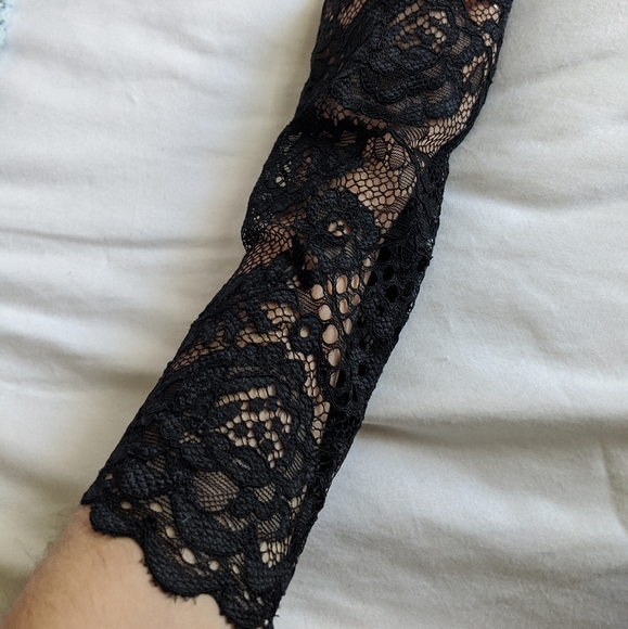 Curve-hugging Lace LBD - Picture 2 of 8